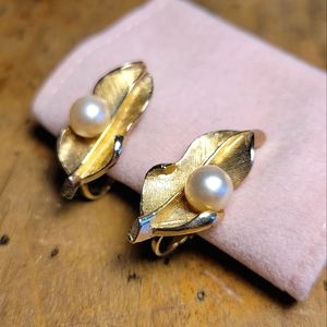 Vintage Capris gold leaf and pearl clip on earrings